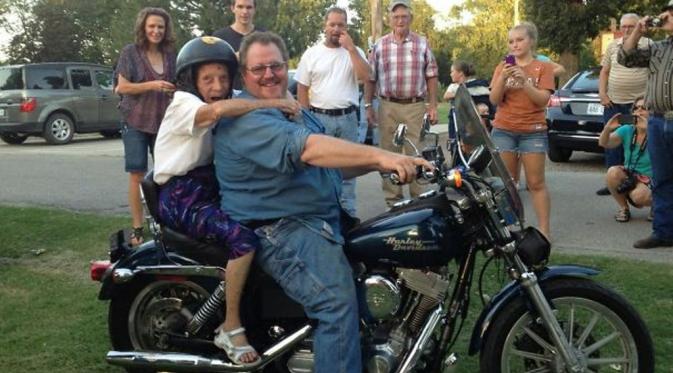 Nenek 100 tahun naik motor pertama kali. (Via: boredpanda.com)