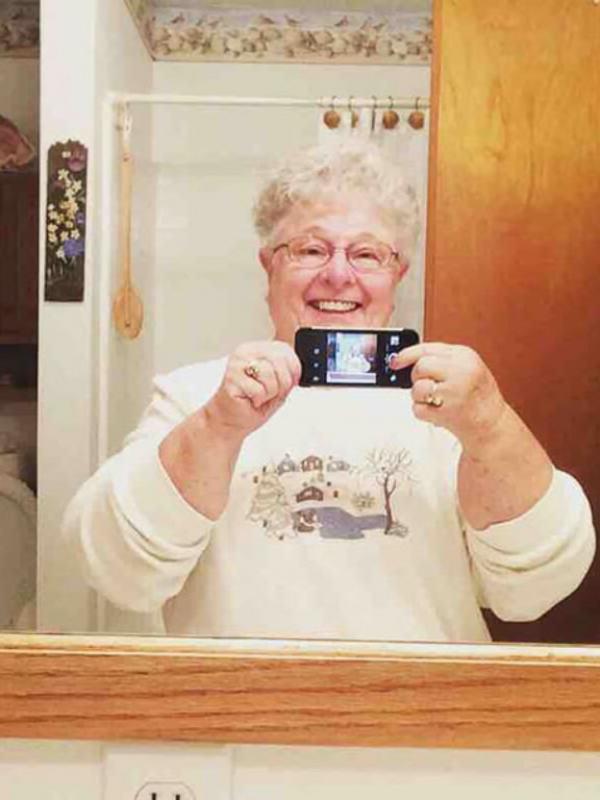Nenek selfie di cermin pertama kali. (Via: boredpanda.com)