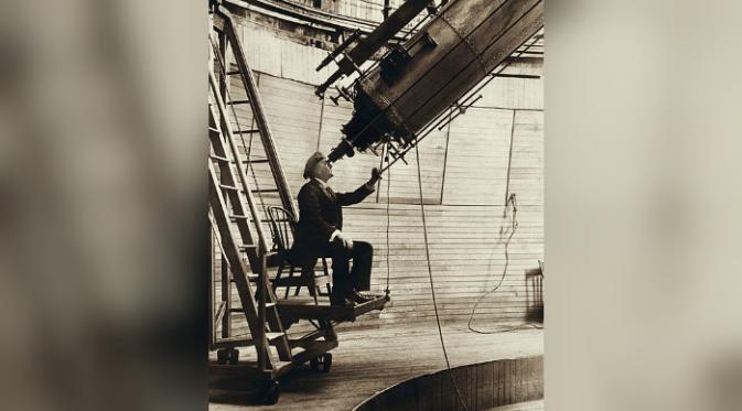 Percival Lowell mengamati Venus dari Lowell Observatory pada 1914 (Wikipedia)