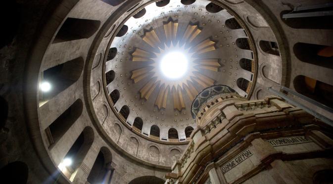 Kondisi Edicule yang dalam tahap renovasi di Gereja Makam Kudus di Yerusalem (20/3). Para arkeolog mengatakan, telah ditemukan bukti bahwa goa yang ada di dalam gereja itu adalah tempat jasad Yesus dimakamkan. (AP Photo/Sebastian Scheiner)