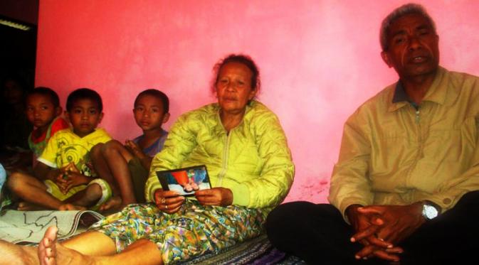 Kedua orangtua Maria Yeane Agustuti wartawati korban pembunuhan, saat di rumah duka, Kampung Redong, Kelurahan Wali, Manggarai, NTT. (Liputan6.com/Ola Keda)