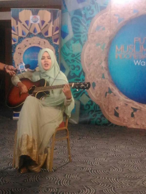 Salah satu peserta audisi Puteri Muslimah Indonesia 2017 menunjukkan bakat di bidang musik. (Dokumentasi Indosiar)