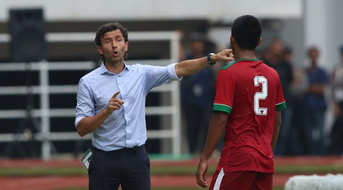 Pelatih Timnas Indonesia U-22 Luis Milla Aspas (kiri) memberi arahan pada laga persahabatan melawan Myanmar di Stadion Pakansari, Bogor, Selasa (21/3/2017). Milla menderita kekalahan 1-3 pada debutnya. (Liputan6.com/Helmi Fithriansyah)