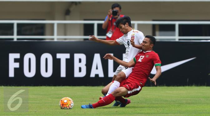 Bek Timnas Indonesia U-22, Ricky Fajrin Saputra (kanan) mencoba menahan pemain Myanmar, Aung Thu saat laga persahabatan di Stadion Pakansari, Bogor, Selasa (21/3/2017). Timnas Indonesia U-22 kalah 1-3 dari Myanmar. (Liputan6.com/Helmi Fithriansyah)