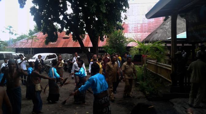 Tradisi penyambutan tamu di Maumere, Kabupaten Sikka, NTT. (Liputan6.com/Ola Keda)