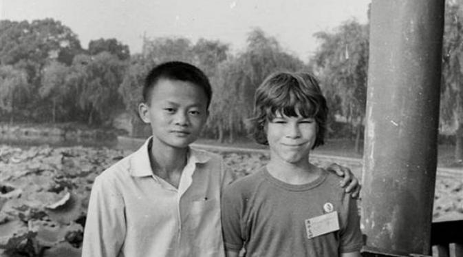 Jack Ma dan David Morley di taman Hangzhou, 1980. (Supplied)