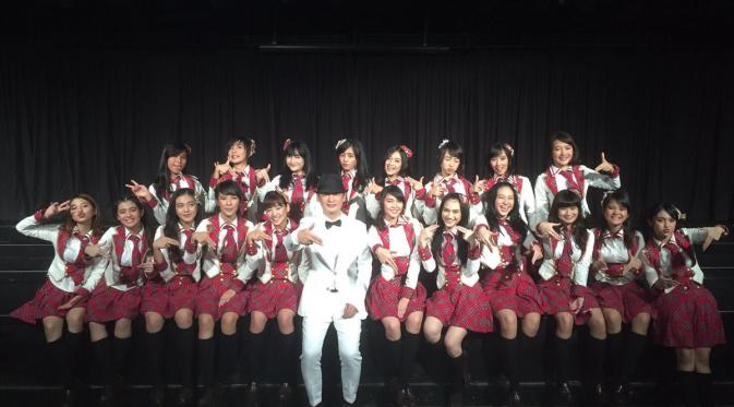 Inao Jiro bersama member JKT48.