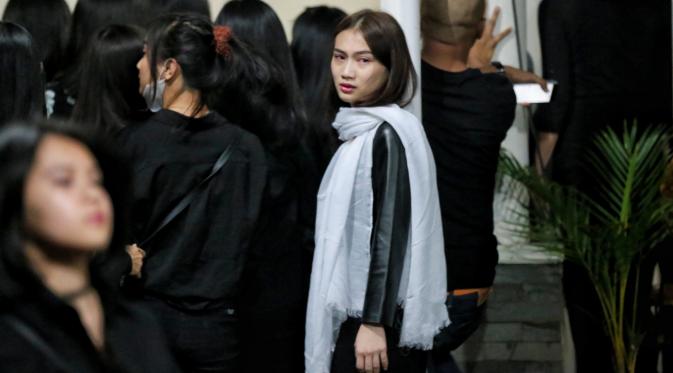 Member JKT48 menangis saat menghadiri melayat ke rumah Inao Jiro. (Adrian Putra/bintang.com)