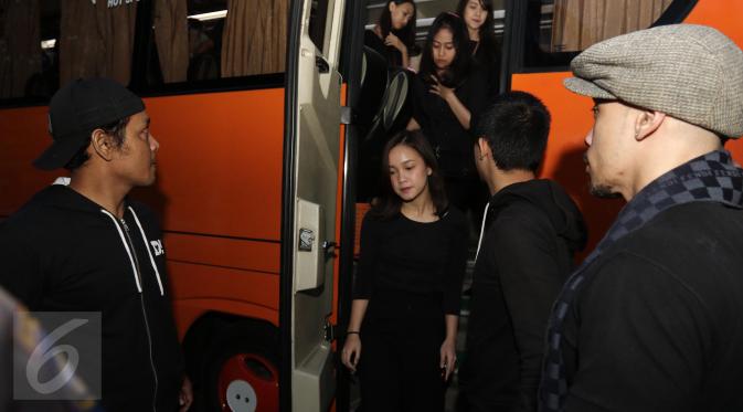 Sejumlah member grup idola JKT48 turun dari bus saat melayat ke kediaman Inao Jiro di Perumahan River Park, Kota Tangerang Selatan, Rabu (22/3). (Liputan6.com/Herman Zakharia)