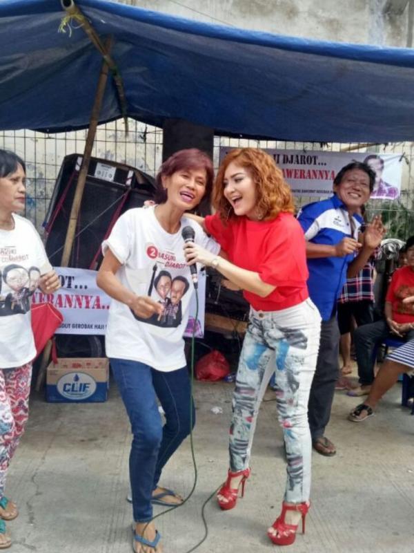 Irma Darmawangsa bersama Komunitas Gerobak Dangdut dukung Ahok-Djarot. foto: istimewa