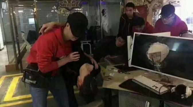 Bocah ini meninggalkan lubang yang cukup besar usai membenturkan kepalanya ke layar komputer. | via: shanghaiist.com