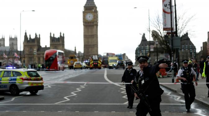 Aparat kepolisian mengamankan sekitar gedung Parlemen Inggris di London, Rabu (22/3). Kepanikan melanda ketika rangkaian serangan yang menewaskan setidaknya lima orang terjadi hanya beberapa meter dari pusat Gedung Parlemen. (AP Photo/Matt Dunham)