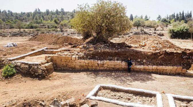 Temuan koin-koin itu ada di antara bebatuan besar yang ikut runtuh bersama dengan bangunan utamanya. (Sumber Israel Antiquities Authority/Maxim Dinstein)