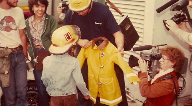 Bopsy saat menerima jaket serta seragam dan lencana petugas pemadam kebakaran | via: huffingtonpost.com
