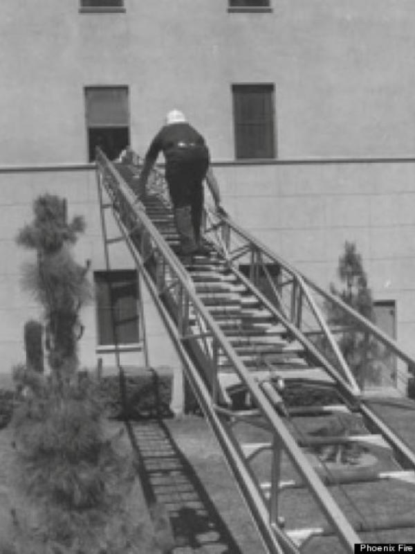 Bob memanjat menggunakan tangga penyelamat untuk memberi kejutan buat Bopsy yang sedang berada di rumah sakit. | via: huffingtonpost.com