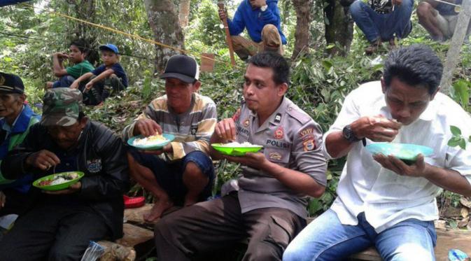 Usai berburu babi hutan, warga Bone, Sulawesi Selatan, dan aparat makan bersama. (/Eka Hakim)