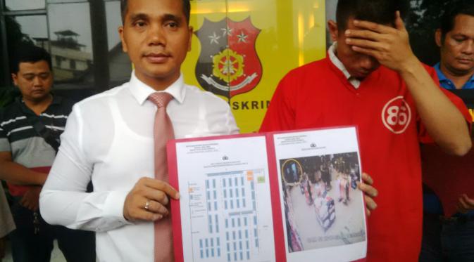 Tersangka baru kasus video mesum siswa SMA di ruang ganti mal di Surabaya itu mengaku emosi dan meminta maaf. (Liputan6.com/Dhimas Prasaja)