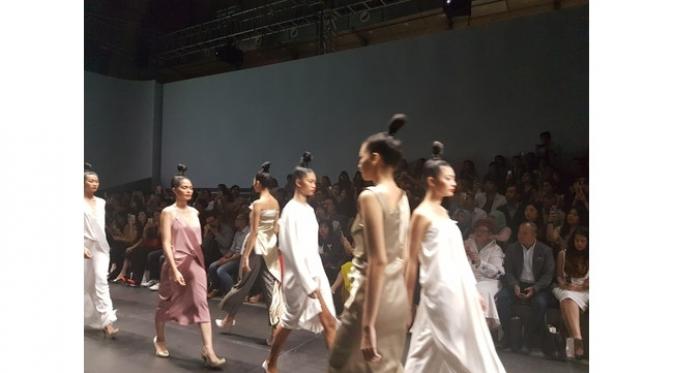 Jeffry Tan bersama Sulwhasoo menghadirkan koleksi yang bertajuk "White Stories" pada Plaza Indonesia Fashion Week 2017.