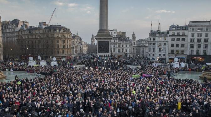 Warga berkumpul di Trafalgar Square untuk mengenang korban teror London. (Peter Macdiarmid/LNP)