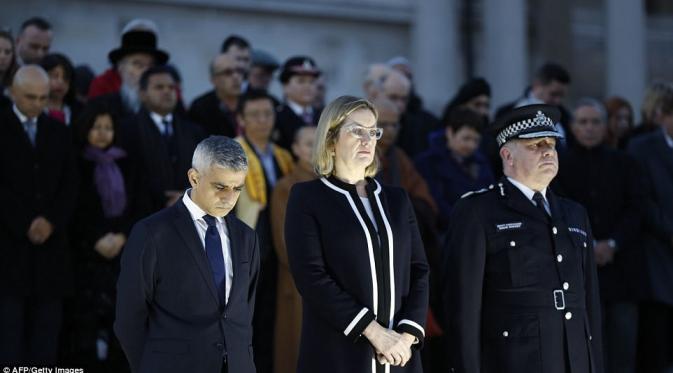 Wali Kota Sadiq Khan bersama Menteri Dalam Negeri Inggris Amber Rudd dalam acara mengenang korban teror London. (AFP)