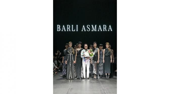 Bateeq dan Barli Asmara Menghadirkan sentuhan Indonesia pada panggung Plaza Indonesia Fashion Week 2017. 
