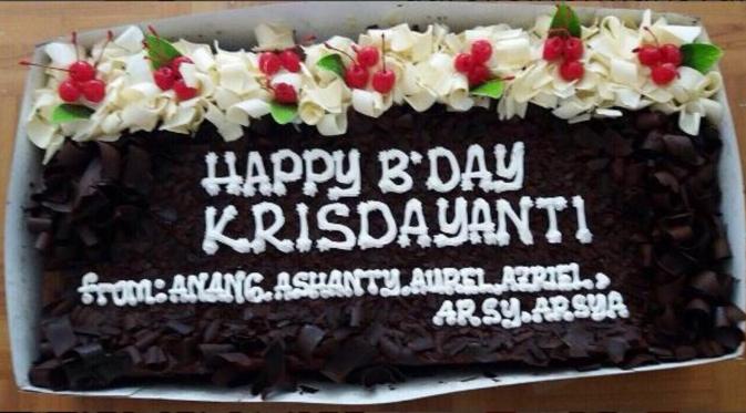 Aurel Hermansyah kirim kue ulang tahun kepada Krisdayanti (Instagram/@aurelie.hermansyah)