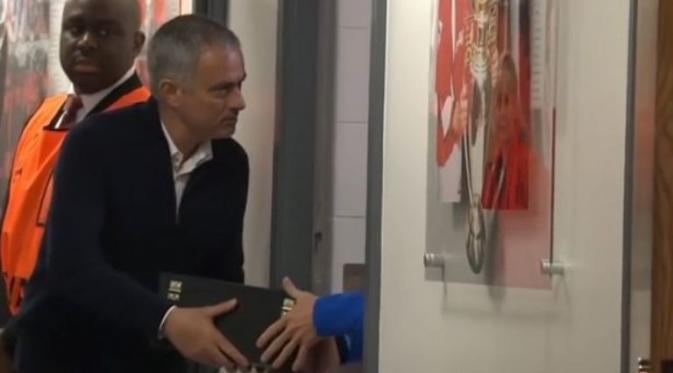 Jose Mourinho saat memberikan bingkisan kado untuk pelatih FC Rostov. (Daily Mail). 