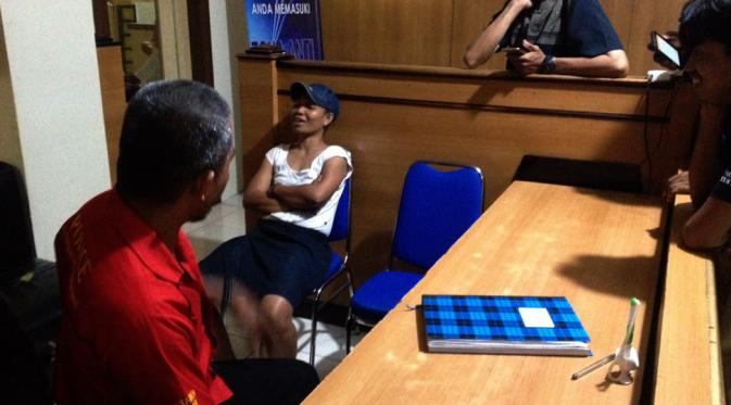 Seorang wanita terduga penculik anak merepotkan petugas piket Reskrim Polrestabes Makassar, Sulsel. (Liputan6.com/Eka Hakim)