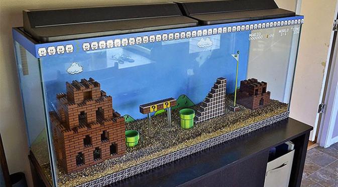 Lego buat hiasan aquarium. (Via: boredpanda.com)