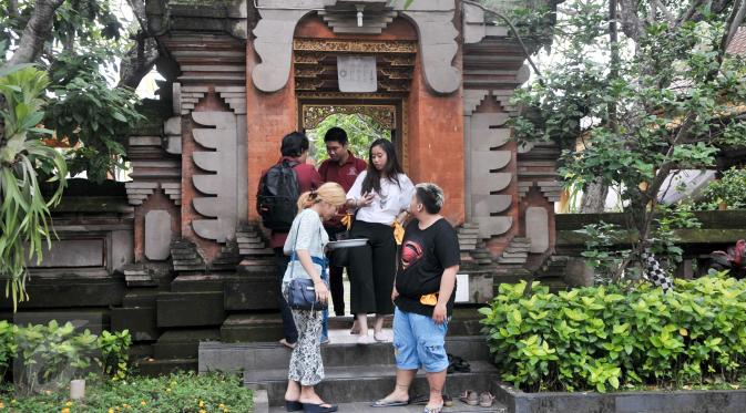 Umat Hindu bersiap meninggalkan Pura Aditya Jaya usai sembahyang Rawamangun, Jakarta, Sabtu (25/3). (Liputan6.com/Yoppy Renato)