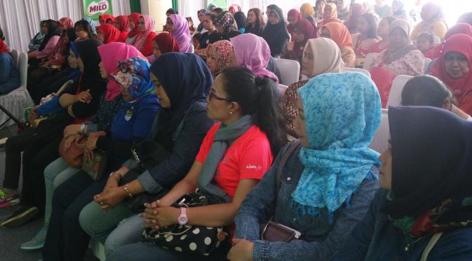 Puluhan ibu dari peserta MILO Football Championship 2017 di Bandung mengikuti Kelas Nutrisi untuk menambah wawasan terkait tumbuh kembang anak, Sabtu (24/3/2017). (Bola.com/Benediktus Gerendo Pradigdo)