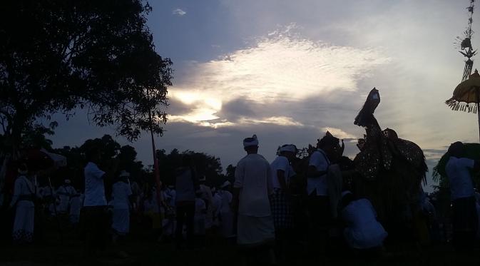 Prosesi melasti jelang perayaan Nyepi di Batam diikuti 500 orang secara khidmat. (Liputan6.com/Ajang Nurdin)