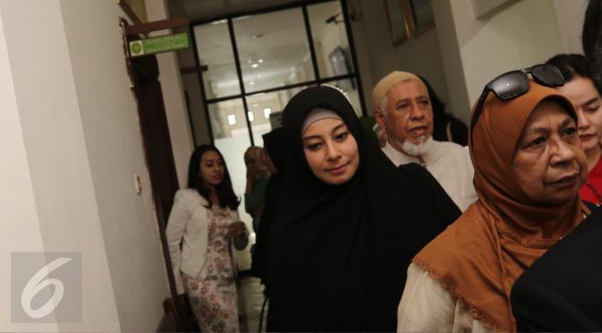 Istri Ustaz Ahmad Alhabsyi, Putri Aisah Aminah memasuki ruang mediasi Pengadilan Agama Jakarta Timur, Senin (27/3). Sidang cerai ustad Alhabsyi dan Putri Aisyah kembali digelar dengan agenda mediasi akhir. (Liputan6.com/Herman Zakahria)