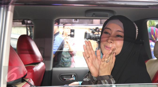 Istri Ustaz Ahmad Alhabsyi, Putri Aisah Aminah berada dalam mobilnya ketika meninggalkan Pengadilan Agama Jakarta Timur, Senin (27/3). Sidang cerai ustad Alhabsyi dan Putri Aisyah kembali digelar dengan agenda mediasi akhir. (Liputan6.com/Herman Zakahria)