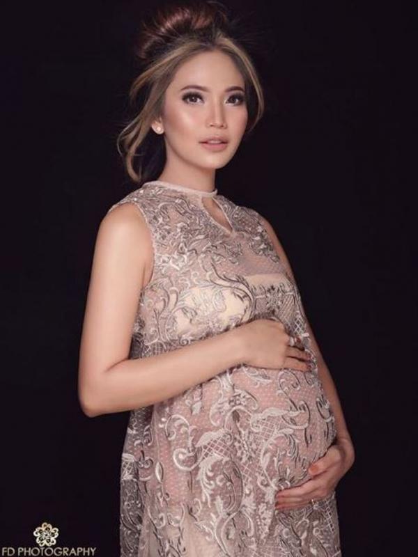 Kinaryosih berbagi kebahagiaan melalui potret kehamilan di Instagram pribadinya. [foto: instagram/kinaryosihmoney]