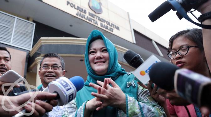 Debby Veramasari, kakak Ridho Rhoma membesuk sang adik yang mendekam di  tahanan Polres Jakarta Barat pada Sabtu (25/3) di bilangan Slipi, Jakarta Barat.  (Deki Prayoga/Bintang.com)