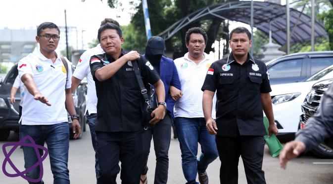 Seperti di ketahui, Ridho Rhoma di tangkap oleh aparat Satuan Reserse Polres Jakarta Barat bersama satu temannya di salah satu hotel di kawasan, Jakarta Barat, Sabtu (25/3/2017) dini hari. (Nurwahyunan/Bintang.com)