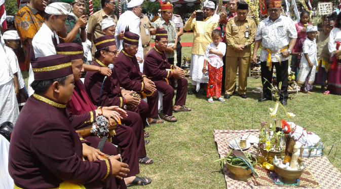 Menjelang Hari Raya Nyepi, Umat Hindu Kaharingan, Kalteng, menggelar Upacara Memapas Lewu. (Liputan6.com/Rajana K)