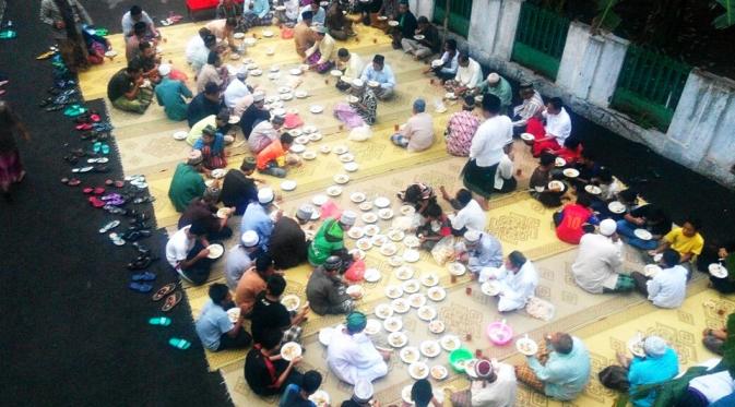 Beberapa bocah Boyolali, Jawa Tengah, bangun pagi demi salat Subuh berjemaah di masjid yang berjarak sekitar 1,5 km dari rumah. (Liputan6.com/Yanuar H)