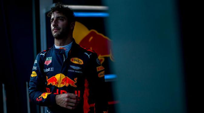 Pebalap Red Bull, Daniel Ricciardo, kecewa berat setelah gagal menyelesaikan lomba pada balapan F1 GP Australia di Albert Park, Melbourne, Minggu (26/3/2017). (Bola.com/Twitter/redbullracing)