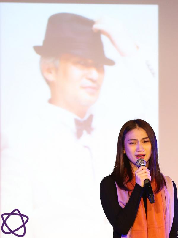 Melody JKT48 memimpin acara mengheningkan cipta untuk Inao Jiro. (Bambang E. Ros/Bintang.com)