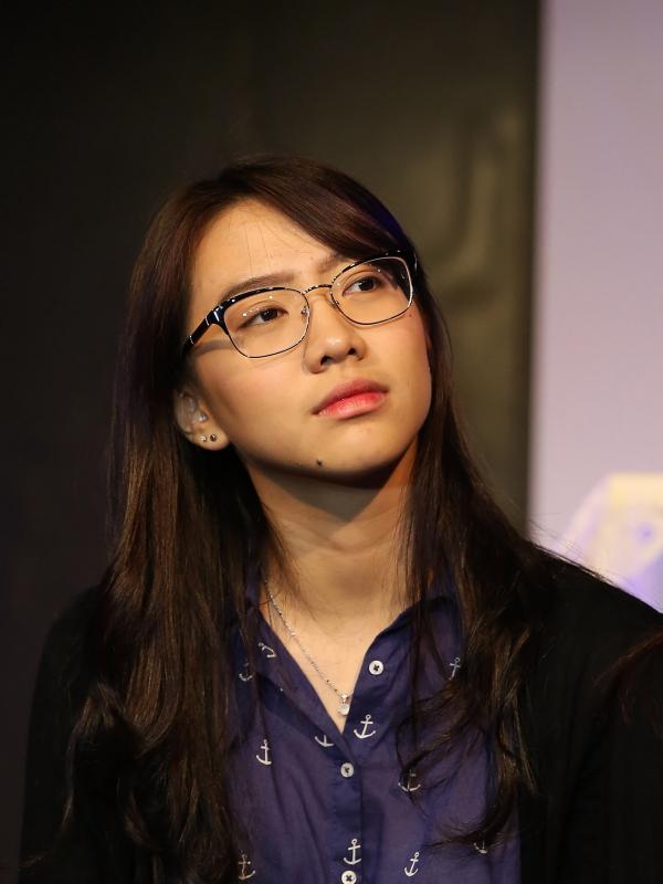 Shania JKT48 mengheningkan cipta untuk Inao Jiro di Theater JKT48 (Bambang E. Ros/bintang.com)