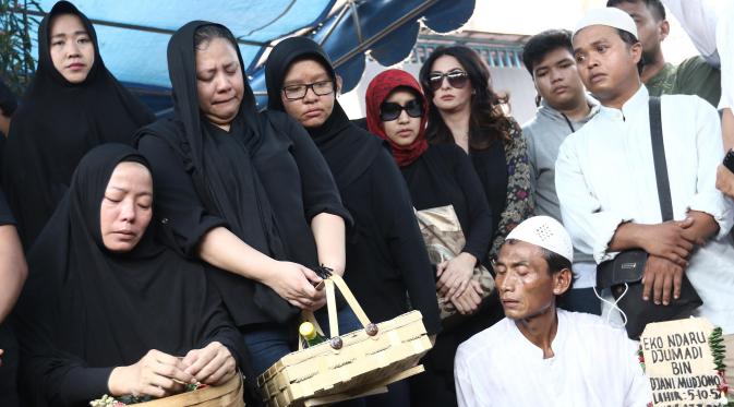 Pemakaman komedian Eko DJ di TPU Taman Malaka, Jakarta Timur. (Liputan6.com/Herman Zhakaria)