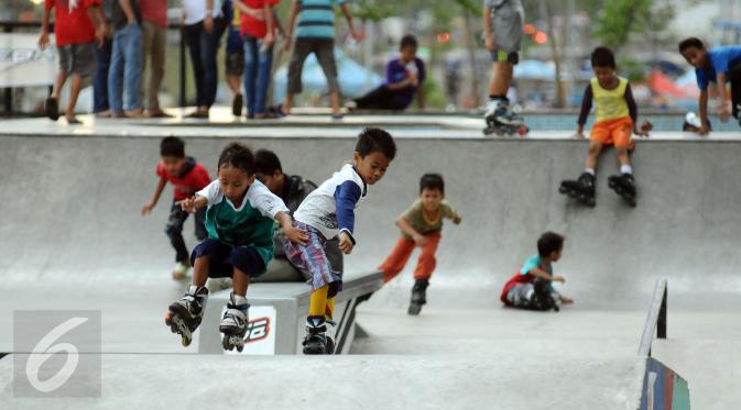 Beberapa anak bermain sepatu roda di areal RPTRA Kalijodo, Jakarta, Selasa (28/3). Sejumlah warga menghabiskan libur Hari Raya Nyepi dengan mengajak putera puterinya bermain di areal RPTRA Kalijodo. (Liputan6.com/Helmi Fithriansyah)