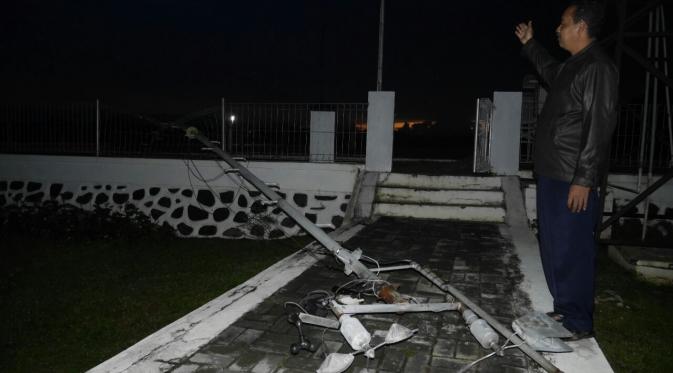 Kantor Stasiun Klimatologi Darmaga Bogor, Jawa Barat rusak diterjang angin puting beliung, Selasa (28/3/2017). (Liputan6.com/Achmad Sudarno)