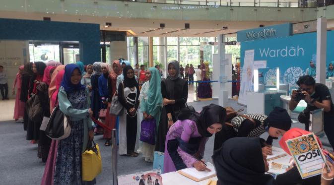 Ratusan peserta audisi Puteri Muslimah Indonesia 2017 di Surabaya mendaftar. (Dokumentasi Indosiar)