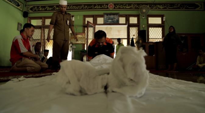 Petugas Palang Hitam Mengkafani Jenazah di Panti Sosial (Liputan6.com/Mochamad Khadafi) 