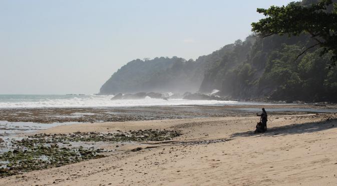 Pantai Cikelewung, Sukabumi, Jawa Barat. (mugiwarangador.blogspot.com)