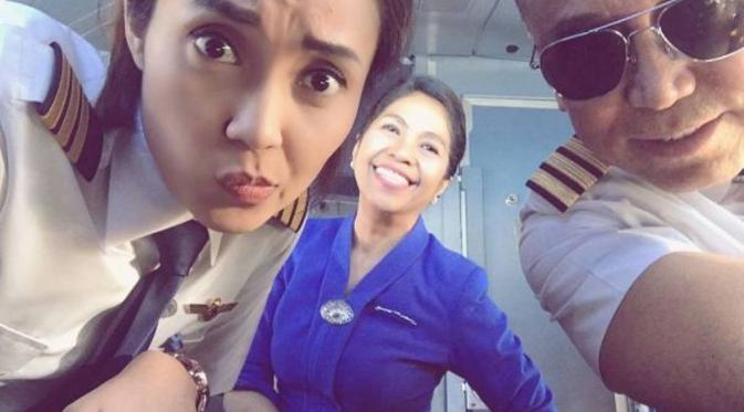 Salat di Kokpit Pesawat, Siapakah Wanita yang Bikin Heboh Ini? (Foto: Instagram/sarah.widy)