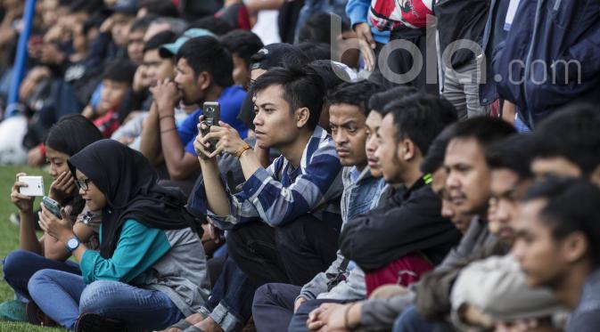 Para Bobotoh menonton latihan Persib Bandung di Lapangan Lodaya Bandung, Jawa Barat, Rabu (29/3/2017). (Bola.com/Vitalis Yogi Trisna)
